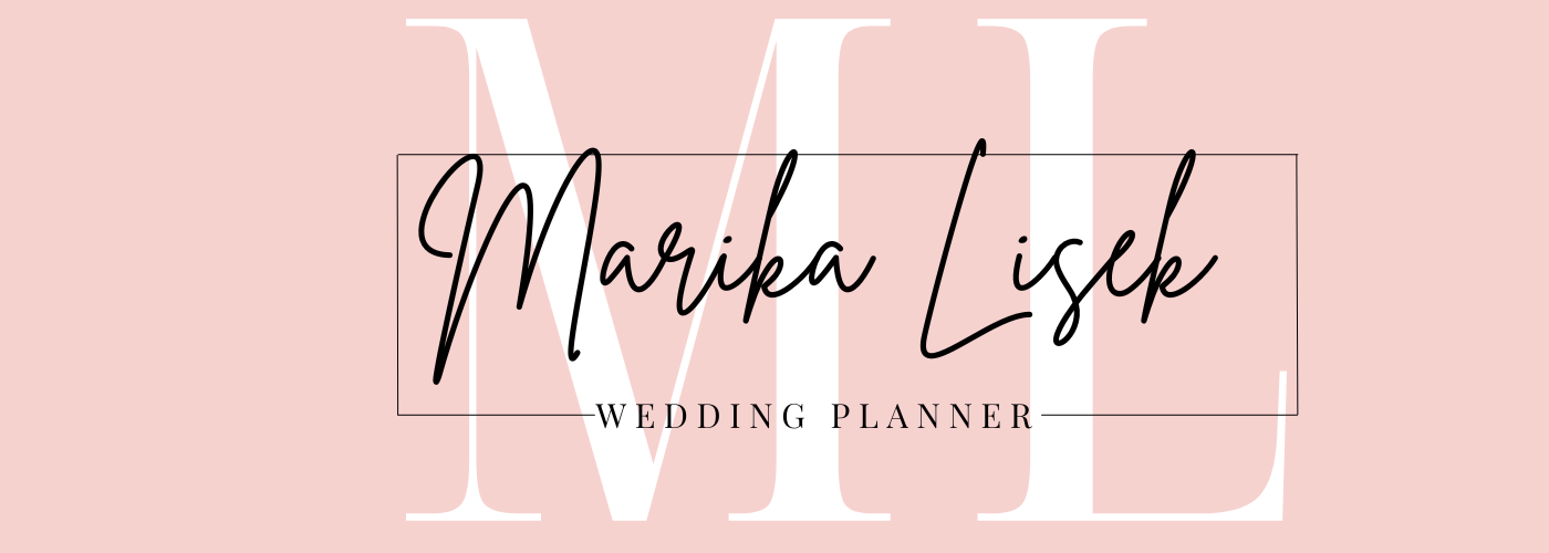 Logo Marika Lisek Wedding Planner – elegancka identyfikacja wizualna na różowym tle